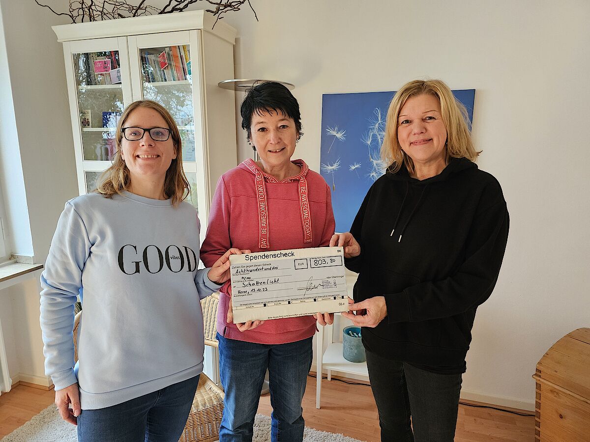 Foto der Spendenübergabe durch Susanne Klaus vom Spielezentrum Herne an Annelie Gogolla und antonie Brieske von Schattenlicht e.V.