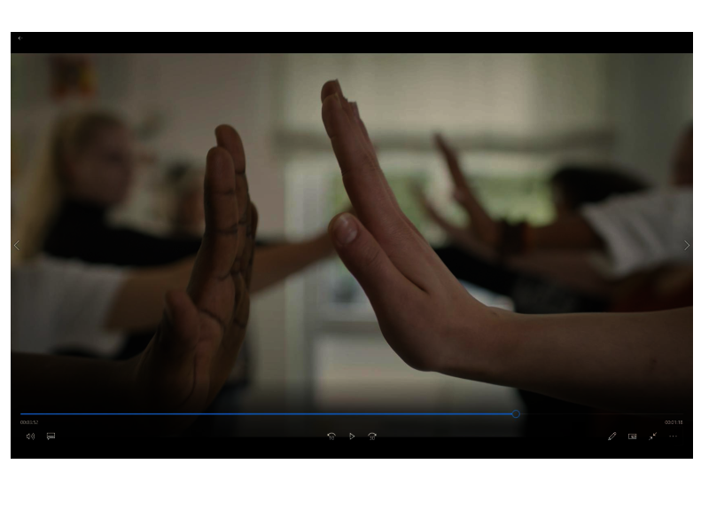 Screenshot aus Film: gegenüber gehaltene Hände, die "Stopp!" signalisieren