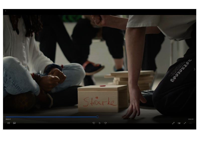 Screenshot Film: Sequenz eines WenDO-Trainings