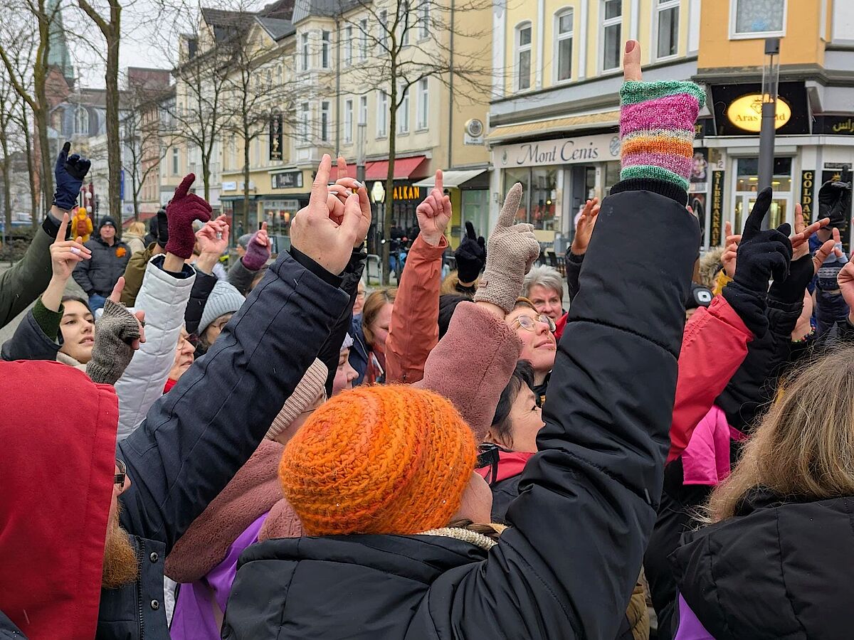 „Women on fire“ – One Billion Rising setzt deutliches und bewegendes Zeichen gegen Gewalt an Frauen