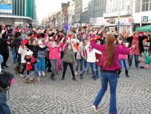 Foto vom Flashmob One Billion Rising auf dem Robert Brauner Platz