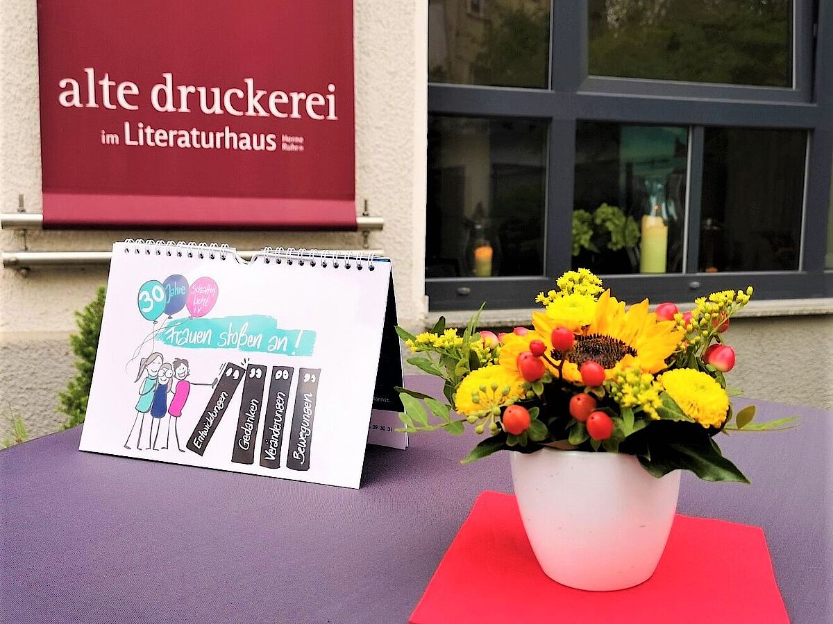 Blumen-geschmückter Stehtisch vor der Alten Druckerei